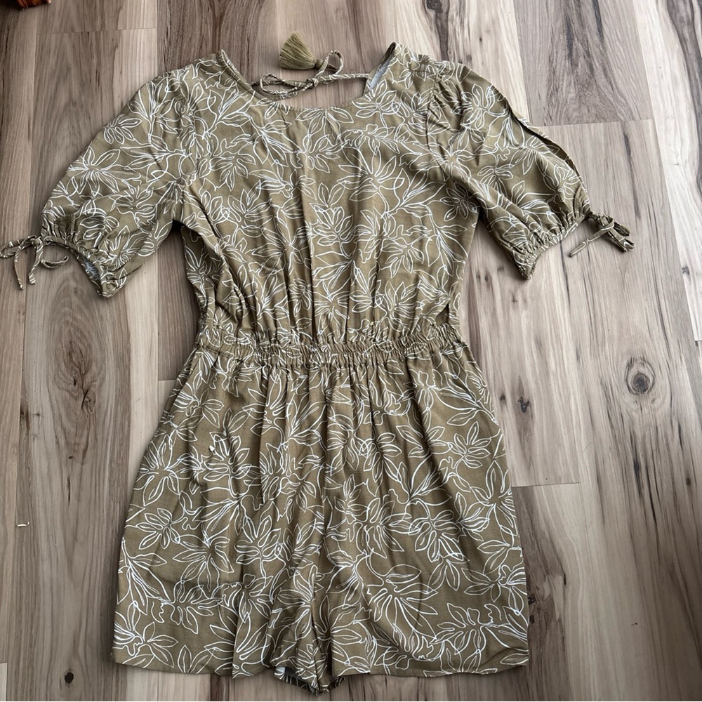 LOFT BEACH Romper Size Small Floral Khaki White Floral Cut Out Back Rayon